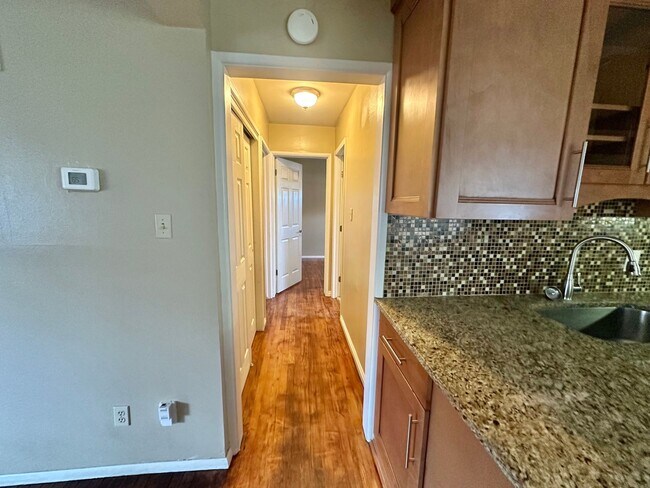 Building Photo - 2 Bd 1 Bath in Marmalade Square Condos