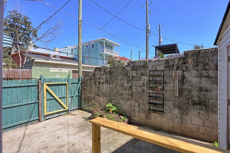 Building Photo - 1112 Barnard St