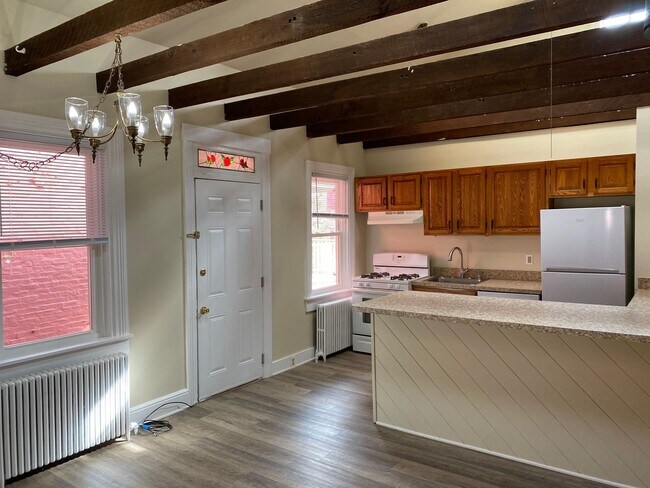 Building Photo - 612 E Chestnut St