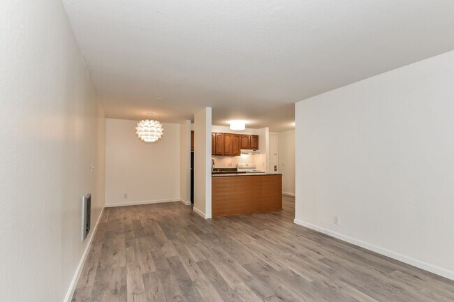 Building Photo - Light And Bright One Bedroom Condo In Oakl...