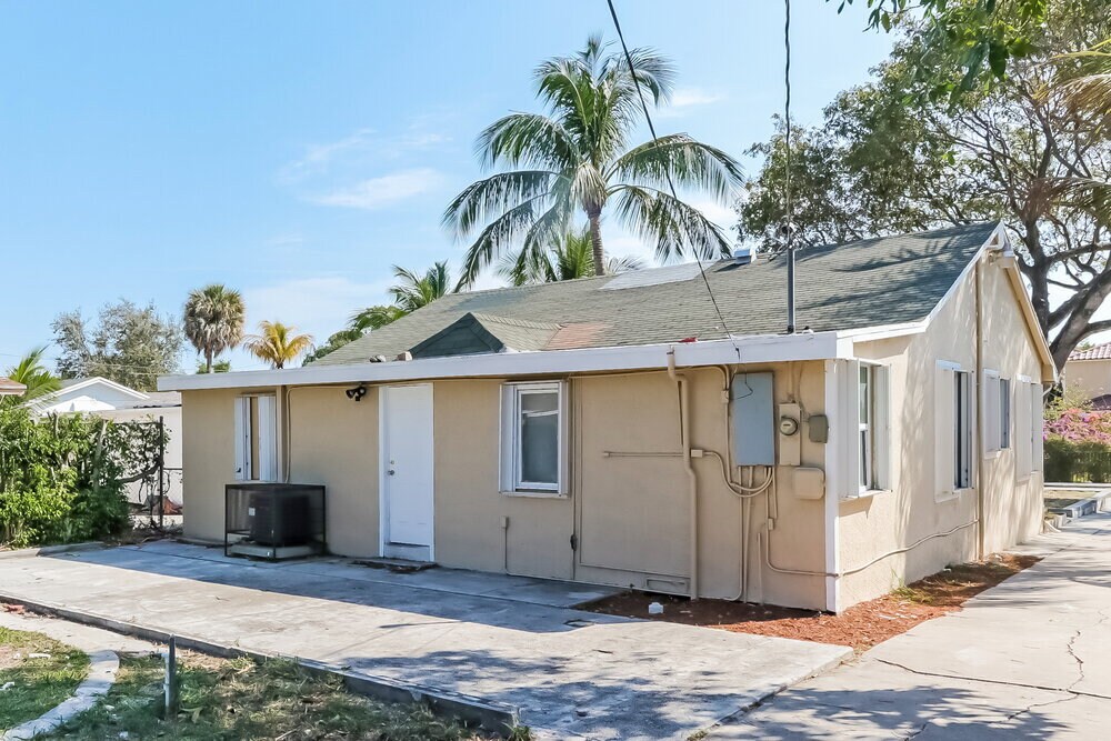 Building Photo - 1021 S L St