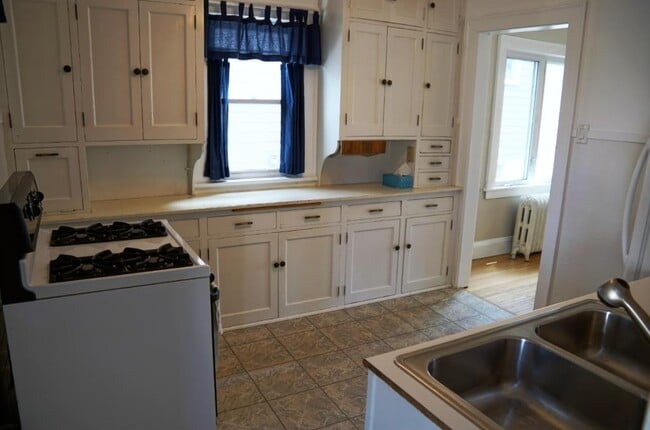 Building Photo - 2095 Wellesley Ave