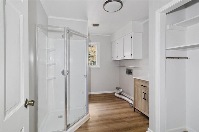 Building Photo - 204 Lake Cir Dr