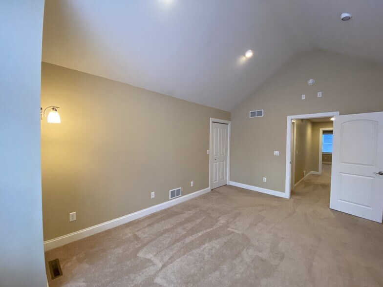 Building Photo - 4698 Brompton Dr