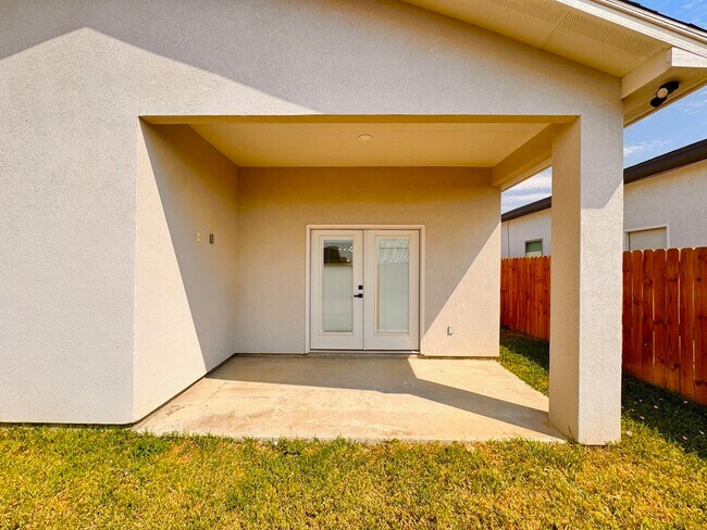 Building Photo - 1426 Los Estribos Dr