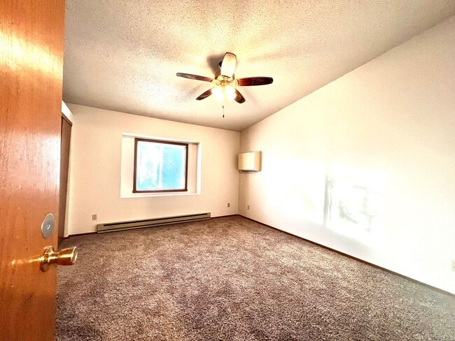 Building Photo - 3 bed, 2 bath Townhome - 1 Month Free on a 12-Month Lease!