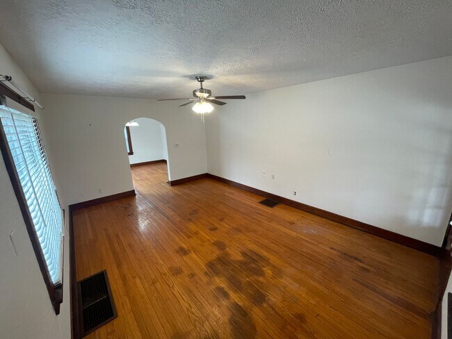 Building Photo - 1 Bedroom House Near Columbian Park - AVAILABLE IN MAY