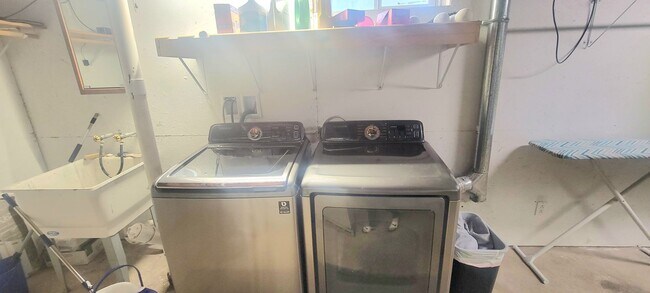 Building Photo - Small town Macon!