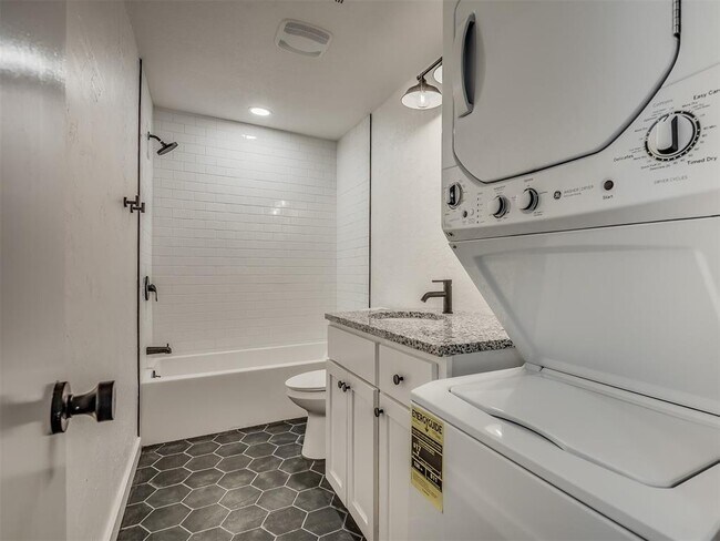 Building Photo - 131 W Acres St