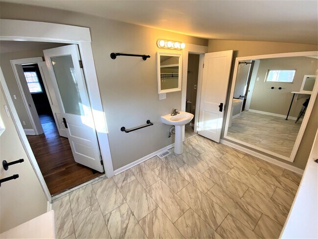 Building Photo - 3 Bedroom House - Grandview Area