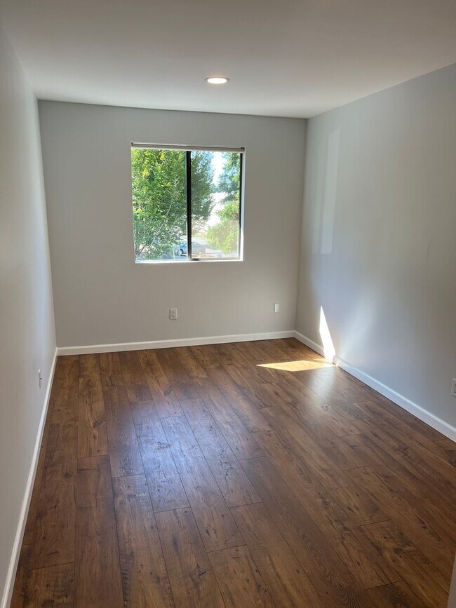 Building Photo - Newly renovated 2 bed x 1 bath on top floor in Kirkland!