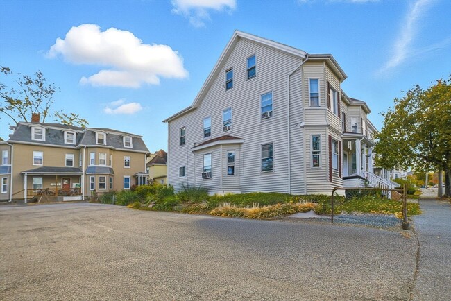 Building Photo - 659 Moody St