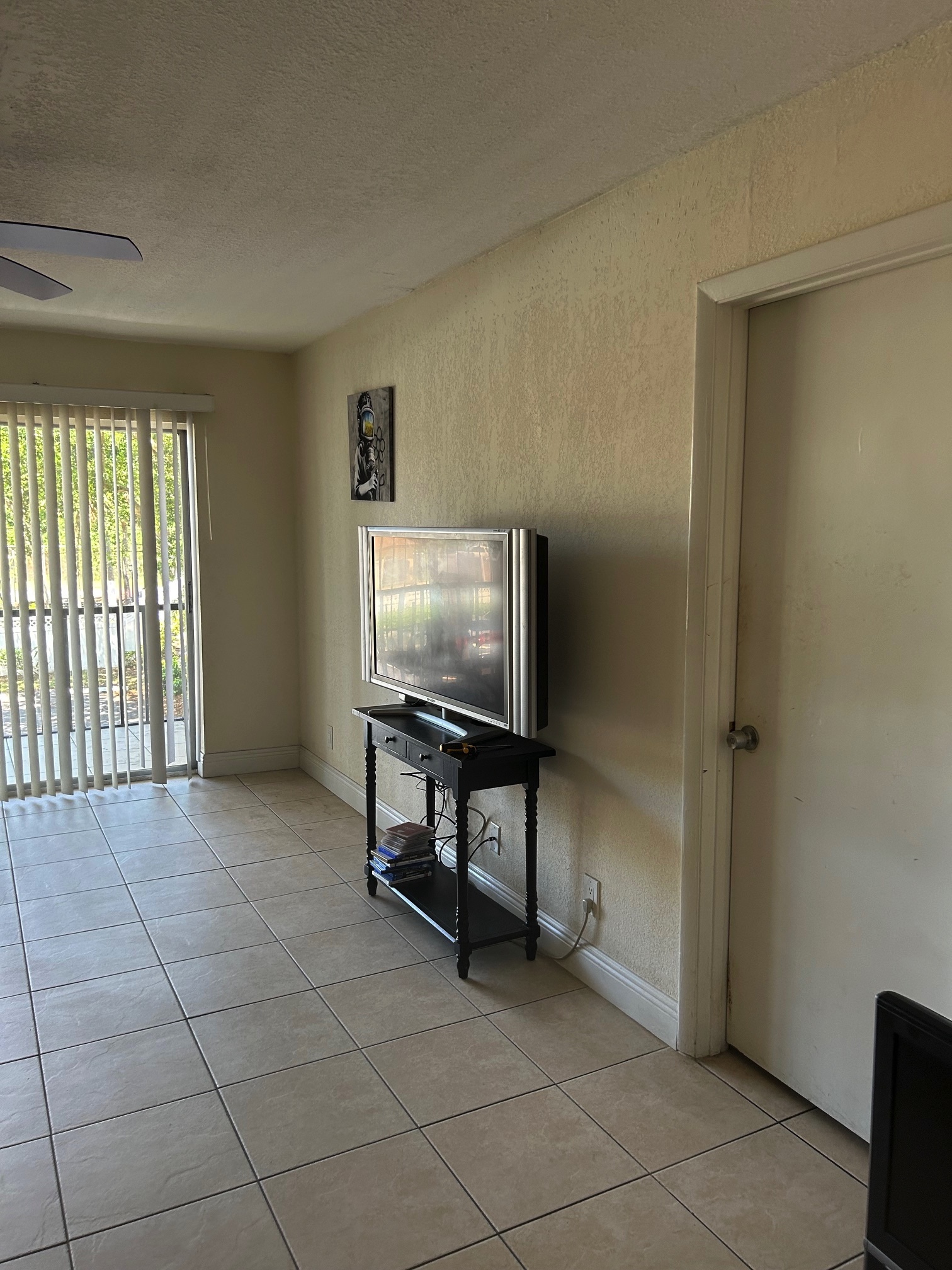 furnished living room - 480 NW 20th St