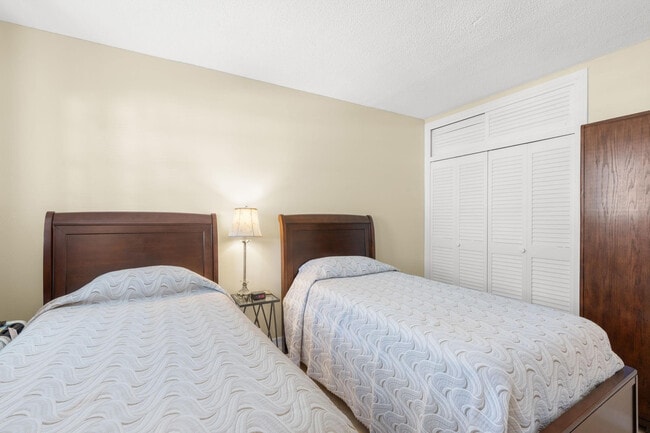 Building Photo - 1971 SE 5th Ct