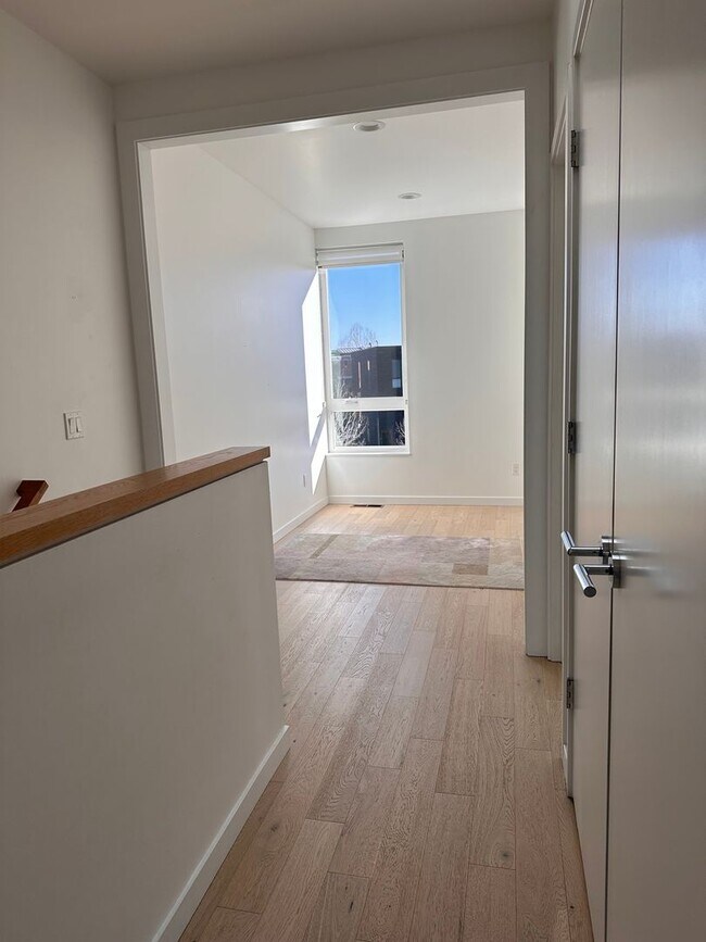 Building Photo - 3 Bedroom 3.5 Bath River Views - Walk to Old Mill