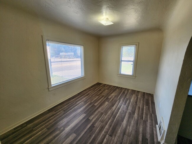 Building Photo - 2 bedroom with lots of space.
