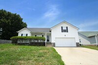 Building Photo - Three Bedroom with Bonus!