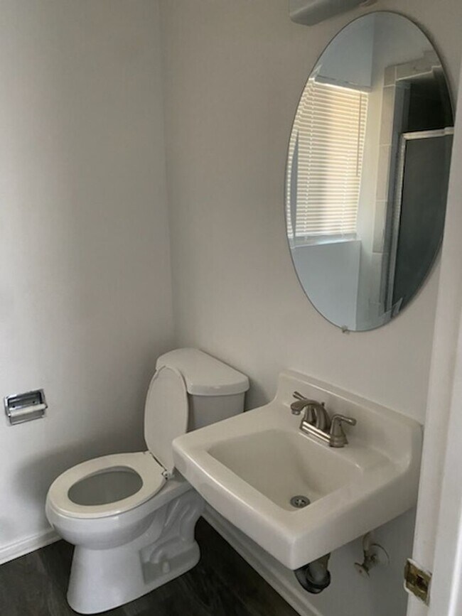Building Photo - 2 Bedroom, 2 Bathroom Duplex in Hemet - Av...