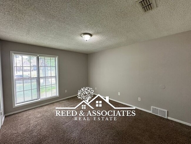 Building Photo - 3 Bedroom in Hickory Ridge - South Riverdale