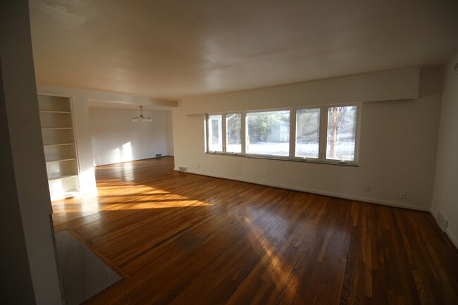 Building Photo - 3191 E Broad St