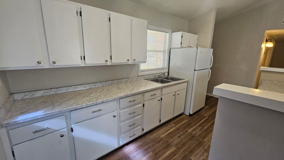 Building Photo - 1006 S Plains Park Dr