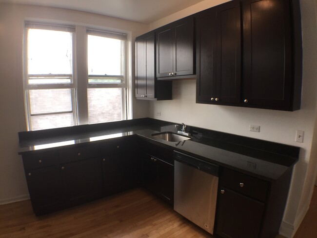 GRANITE COUNTERS - 1721 W Farragut Ave