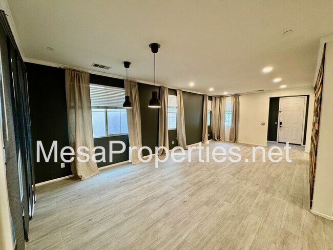 Building Photo - 3134 E La Avenida Dr