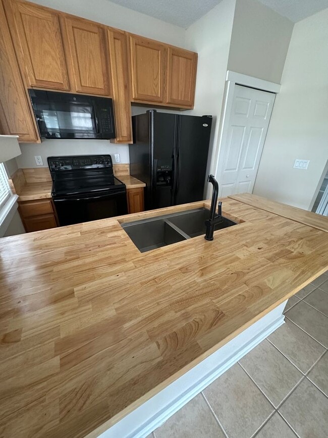 Building Photo - Amelia Island Awaits: Move-In-Ready One-Bedroom Oasis in Amelia Park, Fernandina Beach!