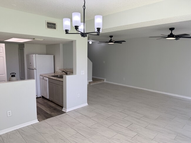 Building Photo - 2929 Fan Palm Dr