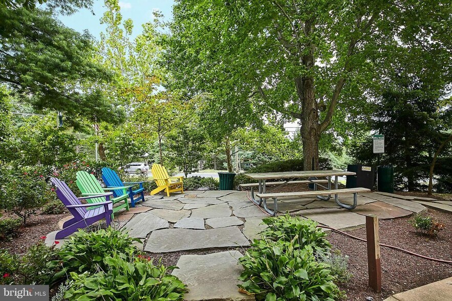 Building Photo - 5911 Edsall Rd., APT #705