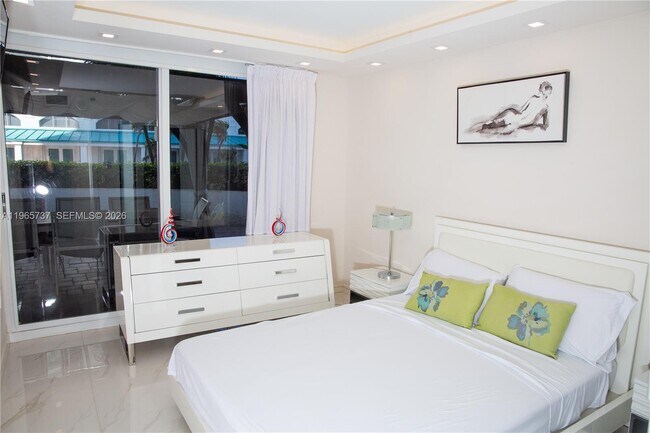 Building Photo - 16445 Collins Ave