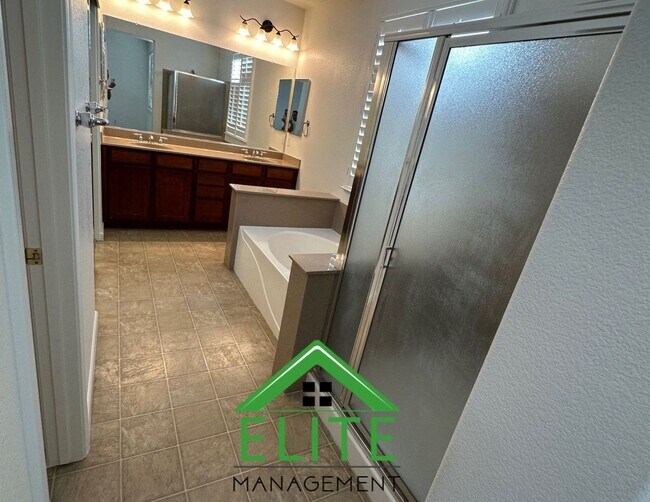 Building Photo - Beautiful 4-Bedroom Home in Desirable Nort...
