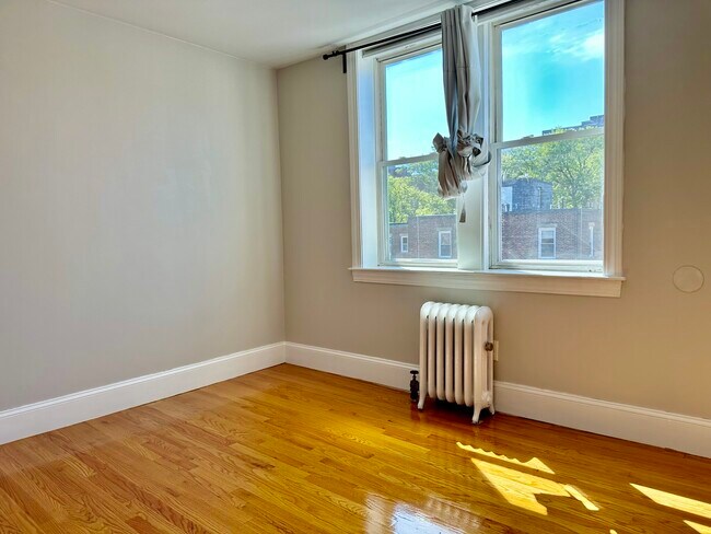 Building Photo - 76 Egmont St