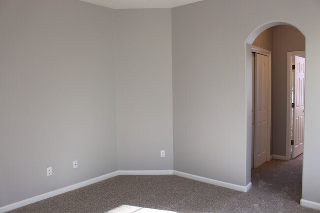 Building Photo - Charming Ranch-Style Patio Home with Garage & Fenced Yard