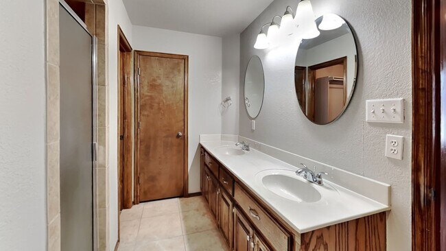 Building Photo - 3 Bedroom 2 Bath   - Edmond Schools