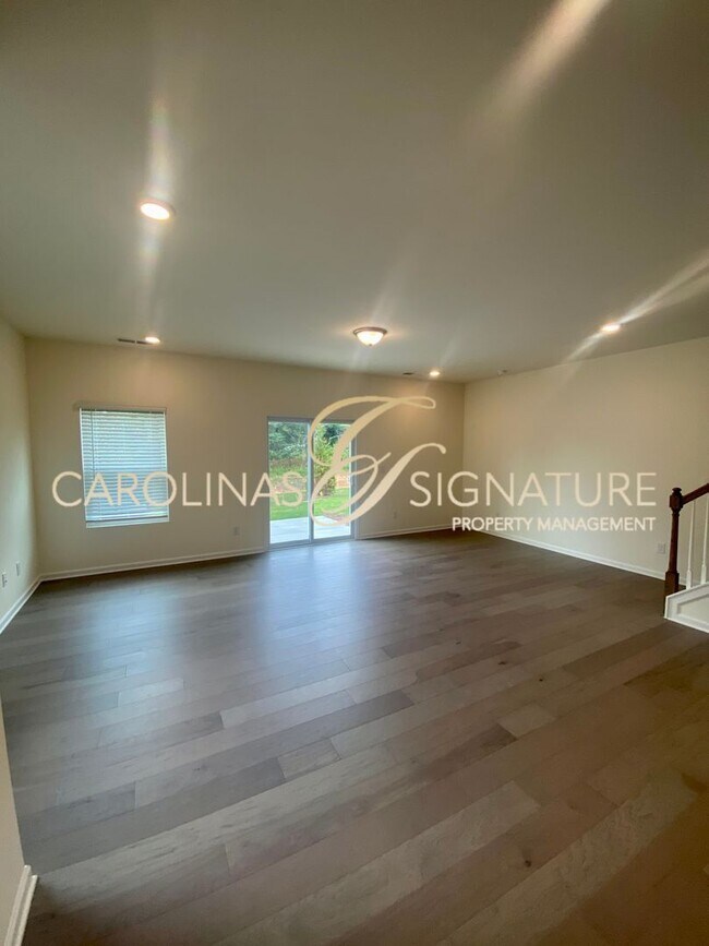 Building Photo - End Unit, 3BR/2.5BA Townhome in Piper Landing