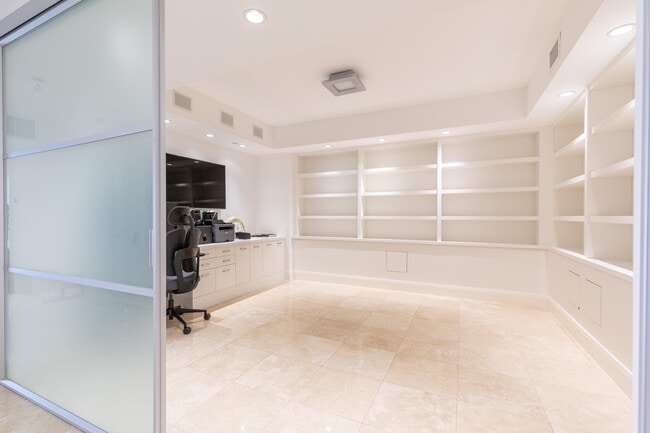 Building Photo - 20201 E Country Club Dr