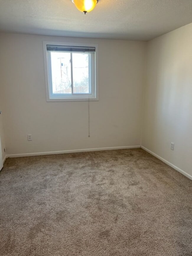 Building Photo - 4 BEDROOM HOME IN SKYWAY!!