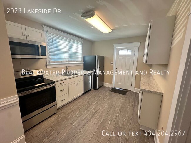 Building Photo - 3 Bedroom Home Off Lakeside Drive!