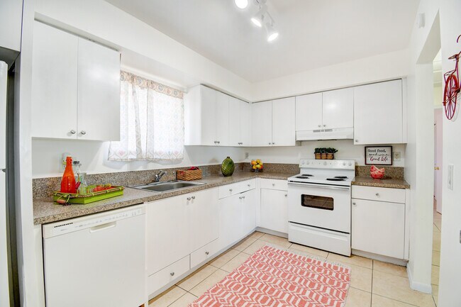 Building Photo - 420 NE 17th Ave