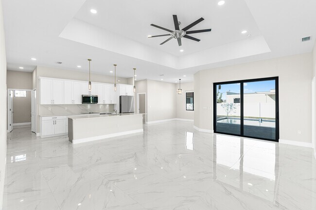 Building Photo - 2014 NE 9th Ave