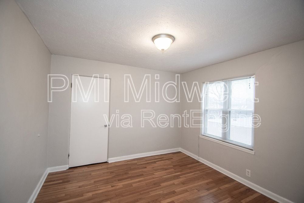 Building Photo - 146 E 19th St