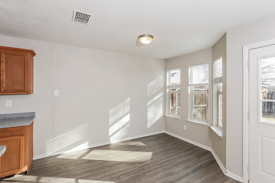 Building Photo - 1424 Pine Ln