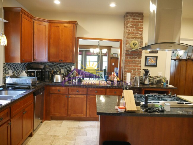 Building Photo - Unique 3 Bed 2 Bath 1,359 Sq. Ft. Midtown ...