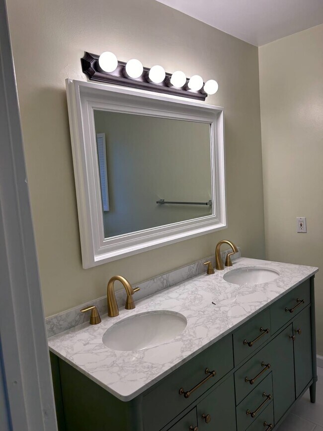 Building Photo - 9320 Yolanda Ave