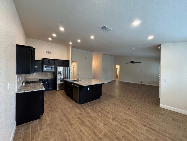 Building Photo - 493 Crescent Ln