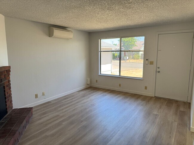 Building Photo - Large single level 2-bedroom/1 bath duplex in Springfield!