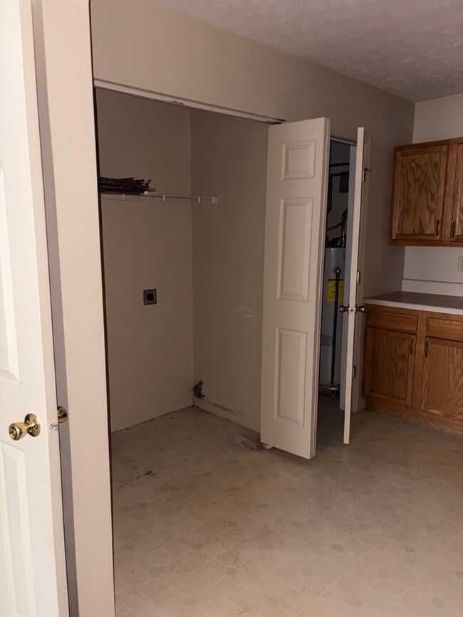 Building Photo - Knoxville 37920 - 2 bedroom, 1.5 bath town...