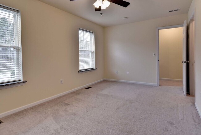 Building Photo - Spacious 3 Bedroom 2.5 Townhome Near Fort Eustis - Granite Kitchen & Fenced In Backyard