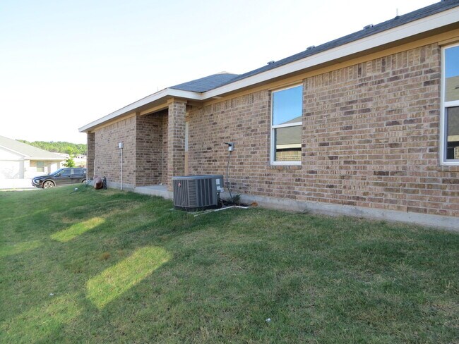 Building Photo - 130 Wind Ridge Dr